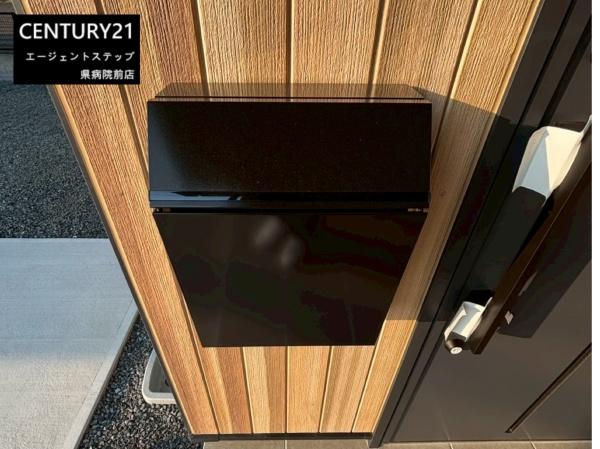 　その他　玄関ポストが映える外観です