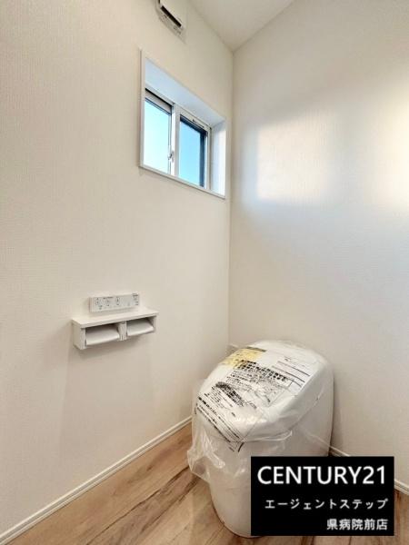 　トイレ　トイレは窓付きです