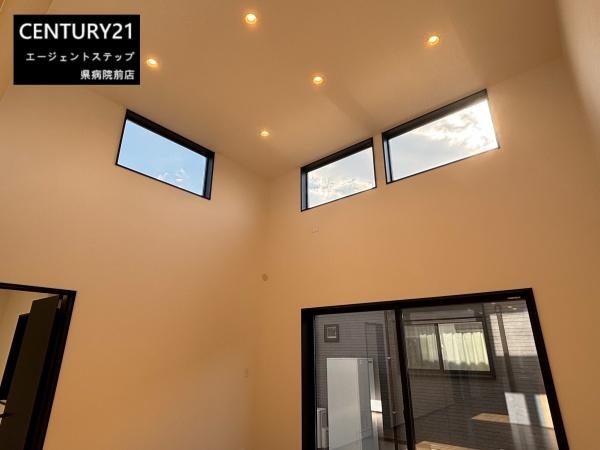 　その他内観　吹き抜けの窓が魅力です