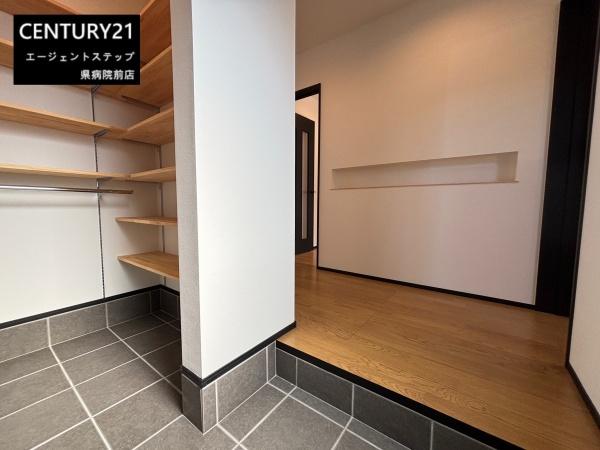 　玄関　玄関収納が便利です