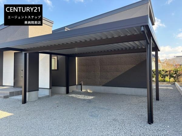 　駐車場　屋根付き駐車場が便利です