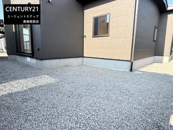 　駐車場　駐車場の広さが特徴です