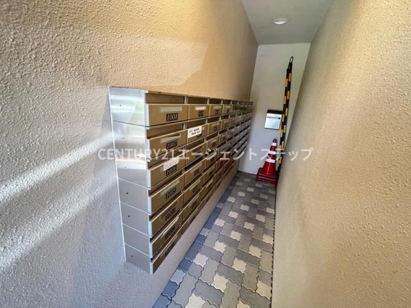 グランドパレス大塚　その他共用部分　郵便受けが整然と並ぶ共用部分です