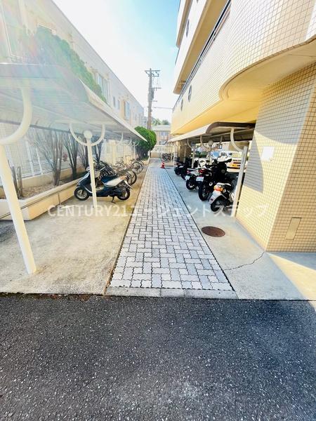 グランドパレス大塚　その他共用部分　駐輪場付きの外観です
