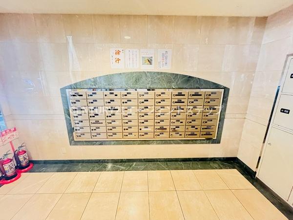グランドパレス大塚　その他共用部分　集合ポストが便利なエントランスです