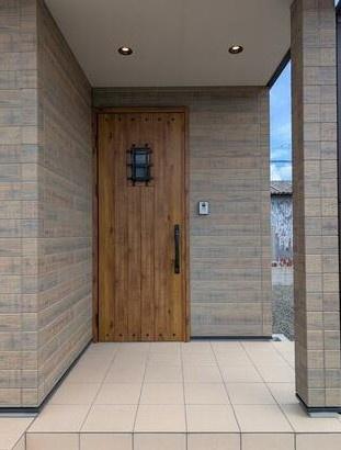 　玄関　玄関ドアが印象的な玄関です