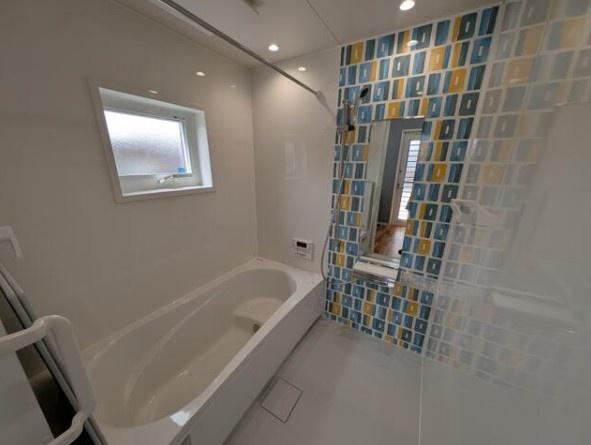 　バス　バス空間におしゃれなタイルを採用