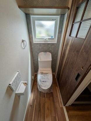 　トイレ　木目調床のトイレです