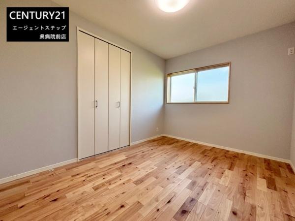 　洋室　洋室の明るい室内です