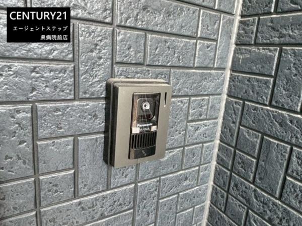 　その他　インターホン付きエントランスです