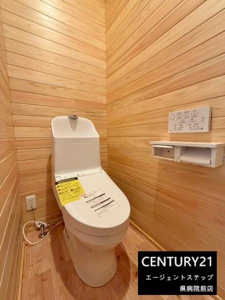 　トイレ　木目調のトイレ空間です