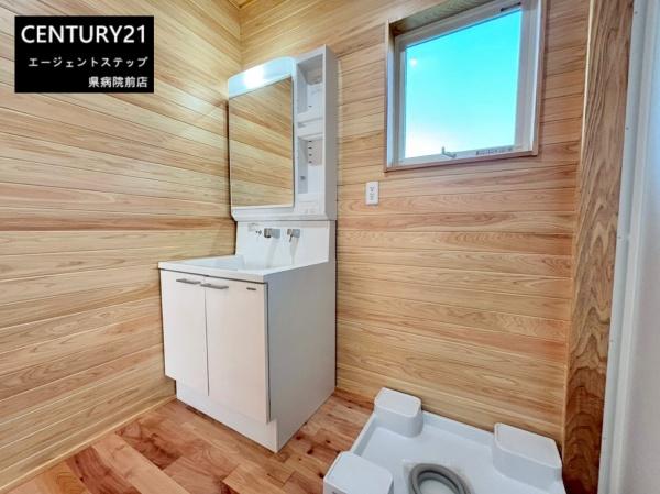 　洗面台・洗面所　木目が映える洗面台・洗面所です