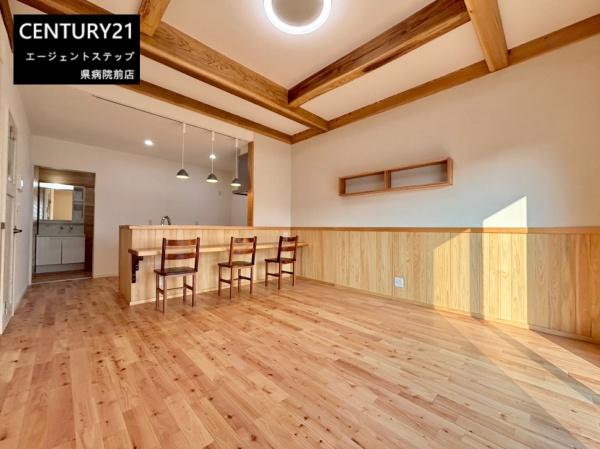 　リビング　木の質感が映えるリビングです