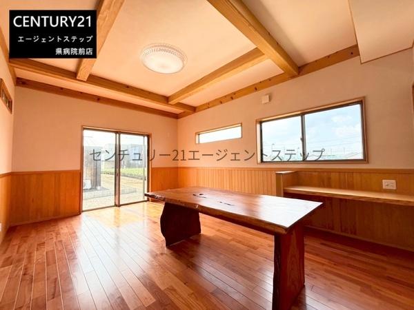 　リビング　木の温もり感じるリビングです