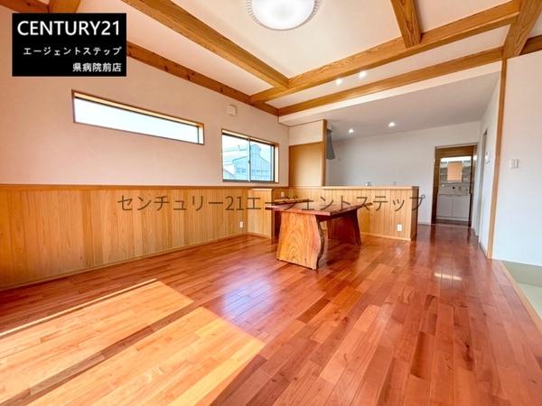 　リビング　木の温もりを感じるリビングです