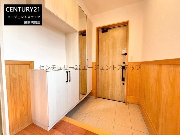 　玄関　木目調が印象的な玄関です