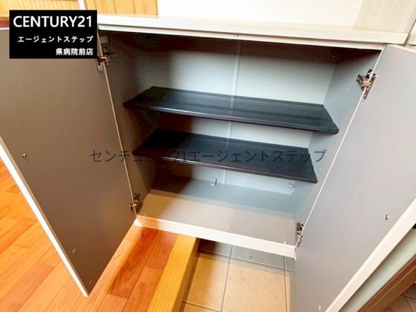 　玄関　玄関の収納スペースが便利です