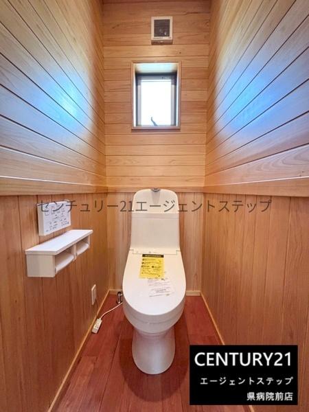 　トイレ　木目調のトイレが印象的です