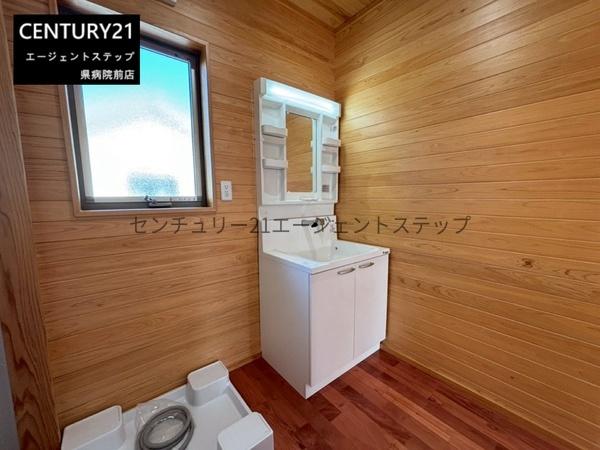 　洗面台・洗面所　木目調の洗面所が印象的です