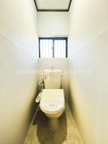 　トイレ　窓があるトイレです