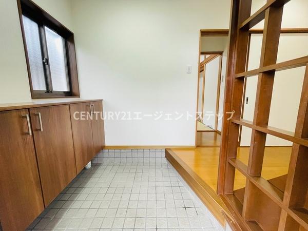 　玄関　玄関には収納が充実しています