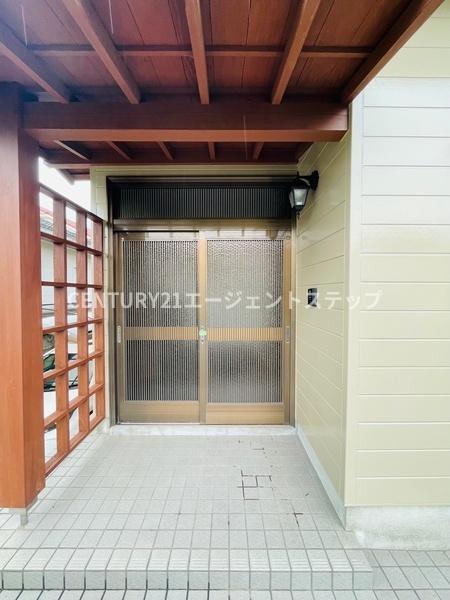 　玄関　玄関の格子デザインが印象的です