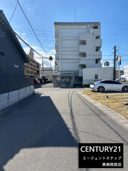 　前面道路含む現地写真　前面道路含む現地写真が印象的です