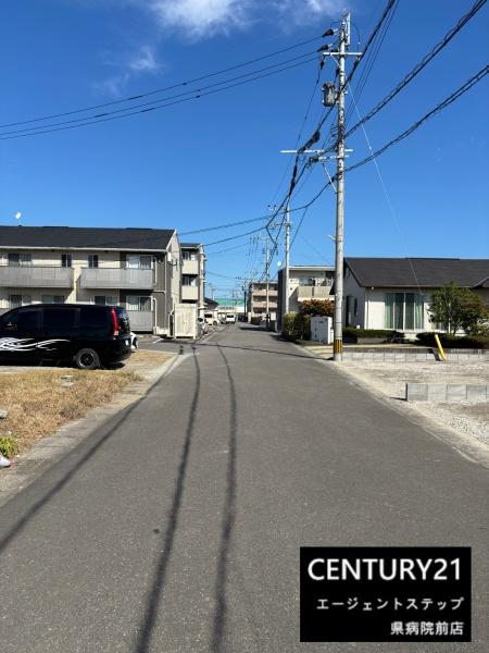 　前面道路含む現地写真　前面道路がすっきりしています