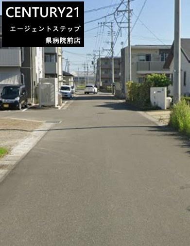 　前面道路含む現地写真　前面道路含む現地写真が印象的です