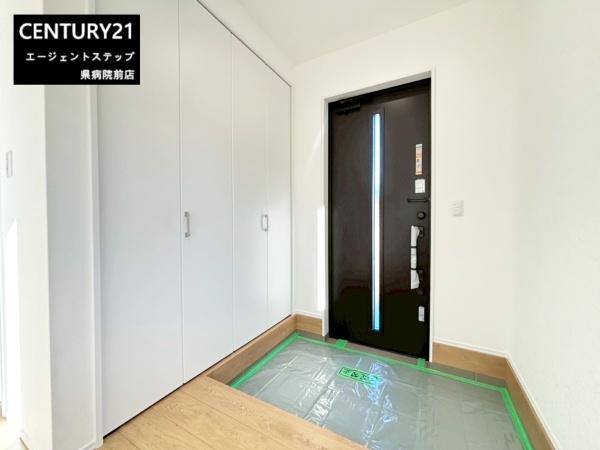 　玄関　収納付きの玄関が魅力です