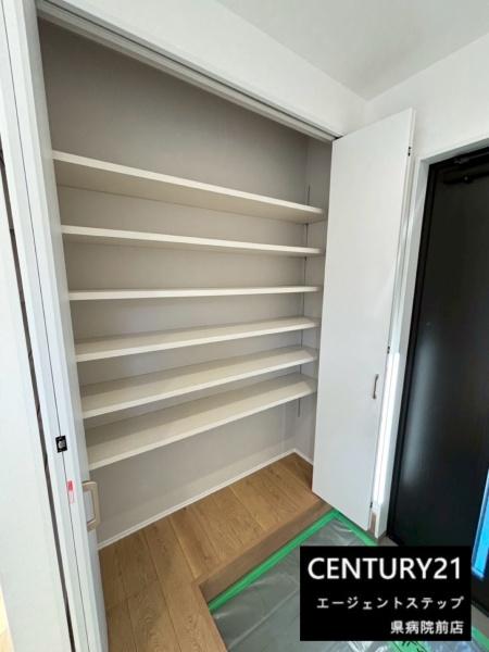 　玄関　玄関の収納棚が便利です