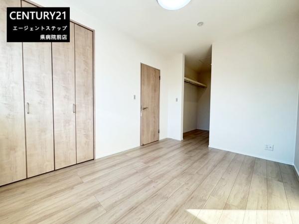 　洋室　洋室の木目調が魅力です