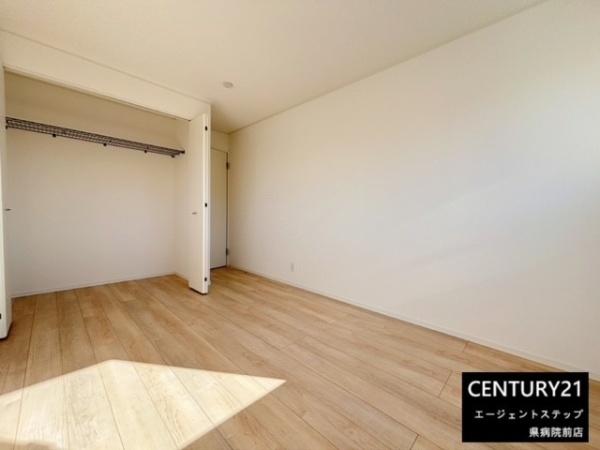 　寝室　明るい寝室が特徴です