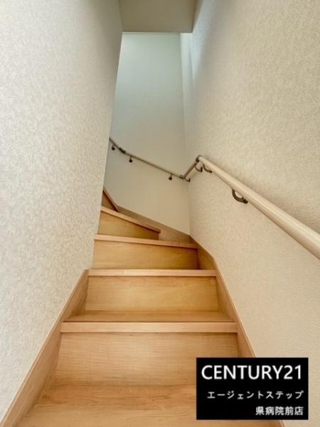 　その他内観　階段の木目が際立ちます