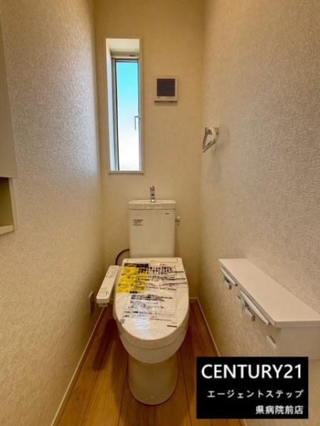 　トイレ　トイレに小窓が付いています