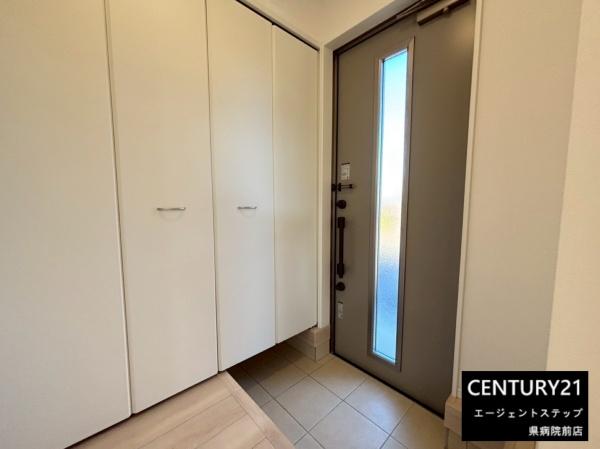 　玄関　玄関収納が充実しています