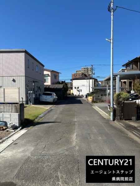 　前面道路含む現地写真　前面道路が広々としています