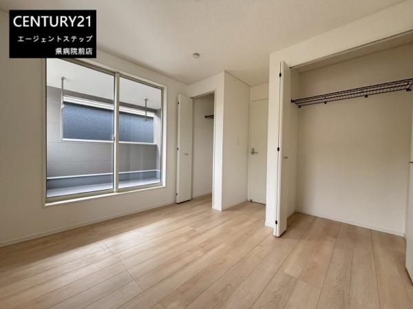 　寝室　窓と収納が魅力の寝室です