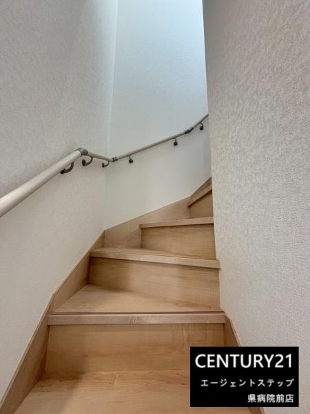 　その他内観　木目調の階段が魅力的です