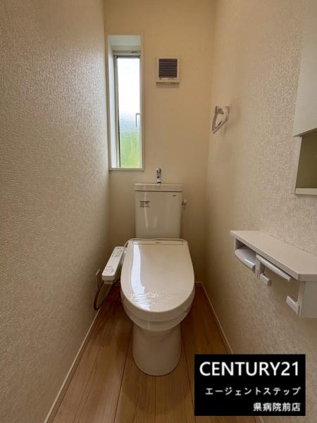 　トイレ　窓付きのトイレです