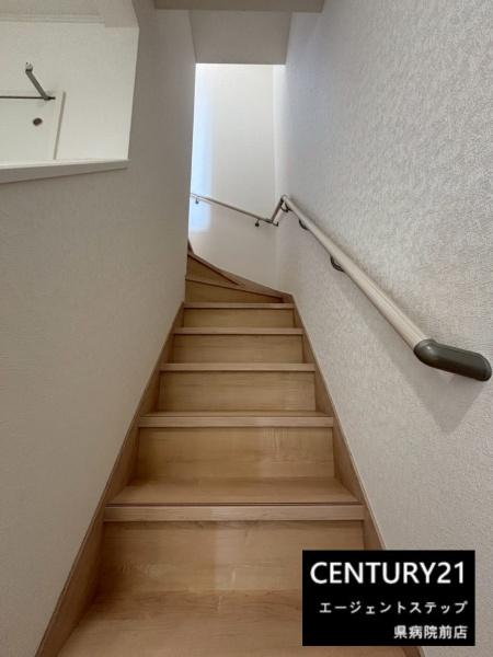 　その他内観　階段は木目調が特徴です