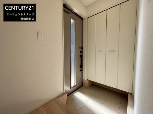 　玄関　玄関の収納が充実しています