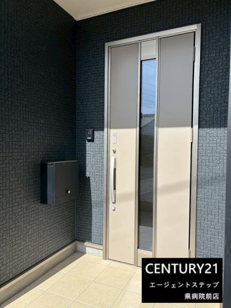 　玄関　玄関の扉がスタイリッシュです