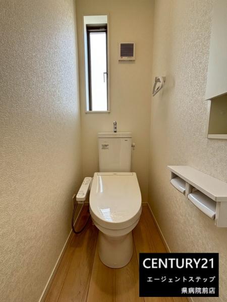 　トイレ　窓付きのトイレです