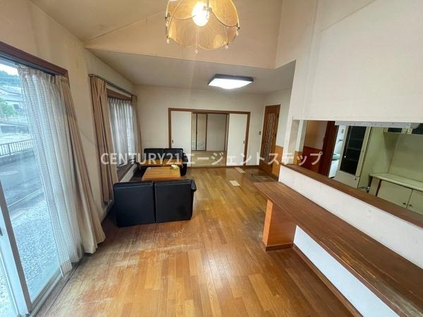 　リビング　リビングは明るく広々しています