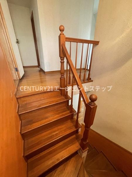 　その他内観　木の温もりを感じる階段です