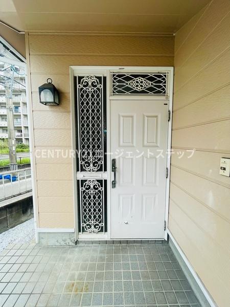 　玄関　玄関のデザインが目を引きます