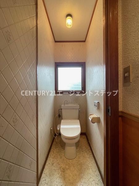 　トイレ　窓付きのトイレです