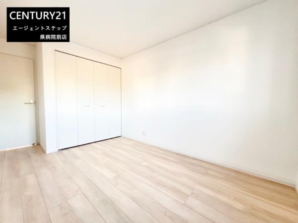 　洋室　洋室の明るさが際立ちます