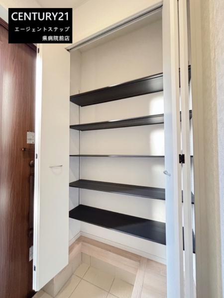 　玄関　収納棚付きの玄関です